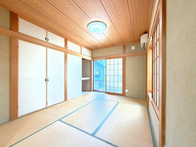 リビング隣には和室があり、繋げて約20帖のお部屋としてお使い頂くことが可能です。　