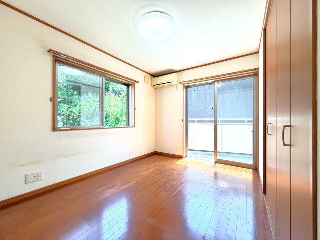 2階の洋室は全居室に収納がございます。　