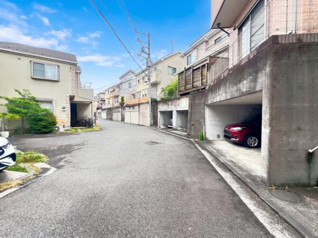 前面道路は約4.5ｍございます。　交通量も少なく、駐車の苦手な方も安心です。
