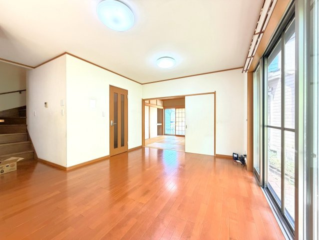 リビングは約14.5帖ございます。　高基礎で前面道路と高低差があり、目線も気になりません。