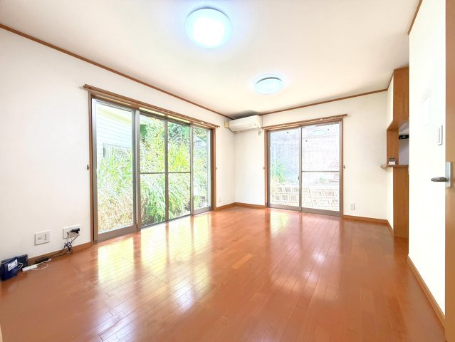 リビングは約14.5帖ございます。　高基礎で前面道路と高低差があり、目線も気になりません。