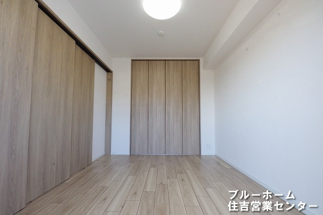 約6.4帖の洋室です！お部屋には収納や窓があります！