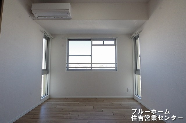 約5.7帖の洋室です！3面採光で明るいお部屋です！