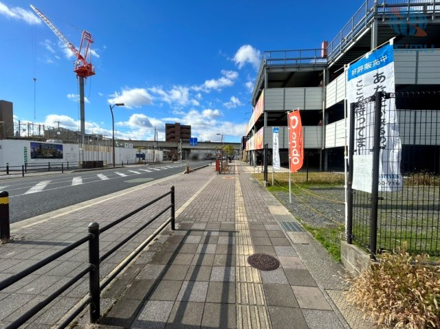 【前道含む現地写真】前面道路幅員22ｍと開放感のある現地です。