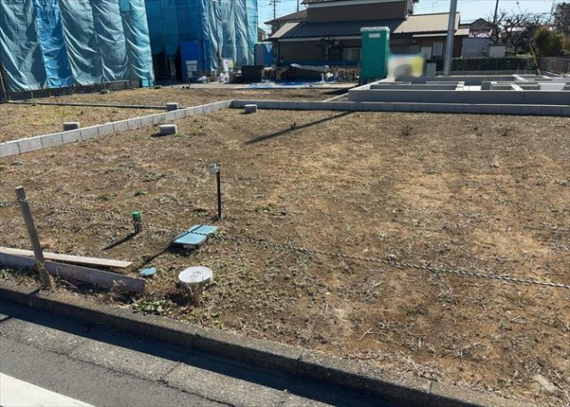 土地購入を検討されている場合、境界杭がない状態で購入してしまうと境界確定測量をする必要があり、費用がかかります。購入の前に、売主、隣土地所有者立ち合いのもと境界を確定し境界杭を設置するのがベストです。