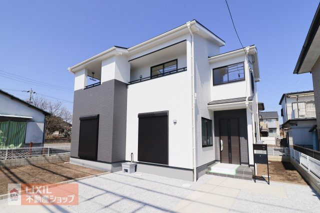 【外観】1号棟　完成いたしました。敷地の間口が広く建物も大きいので、解放感という印象を受ける新築が完成いたしました。毎日帰宅するのが楽しみなお家です。