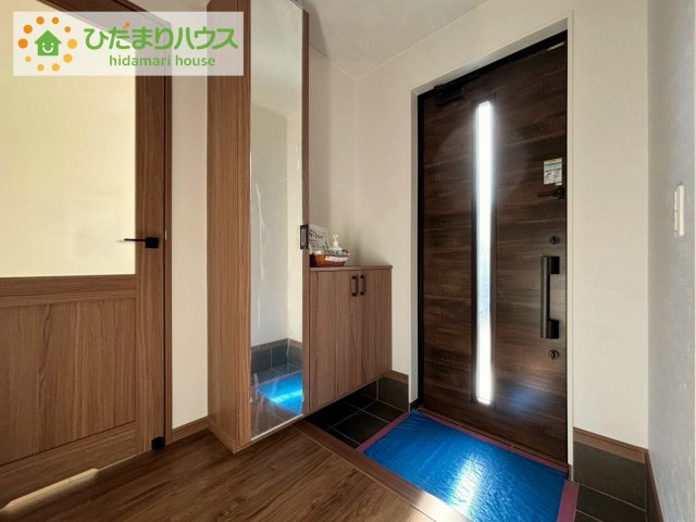 収納力のあるシューズボックスは姿見付き。　お出掛け前に身だしなみをチェックしましょう！
