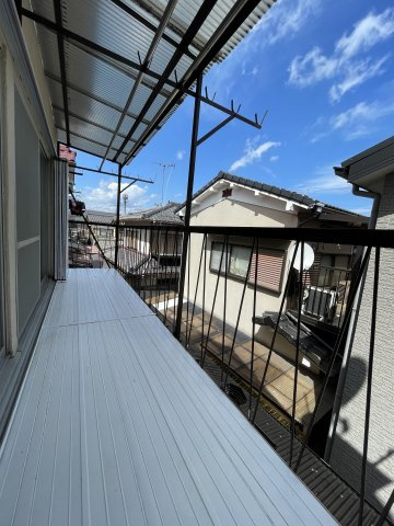 朝の澄んだ空気や、夕方に吹く清々しい風を感じられるバルコニー。