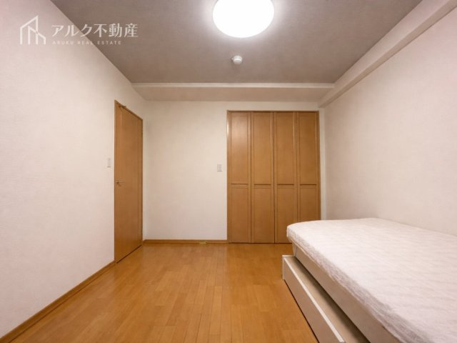 北西側洋室約6.0帖（※AIによる荷物消去を行った画像です）
