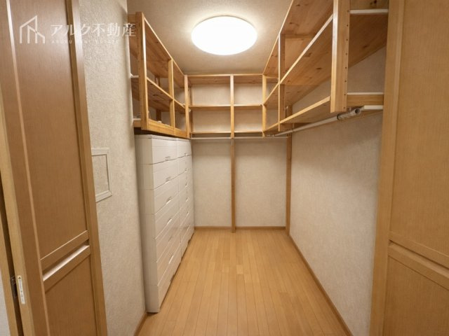 北西側洋室ウォークインクローゼット（※AIによる荷物消去を行った画像です）