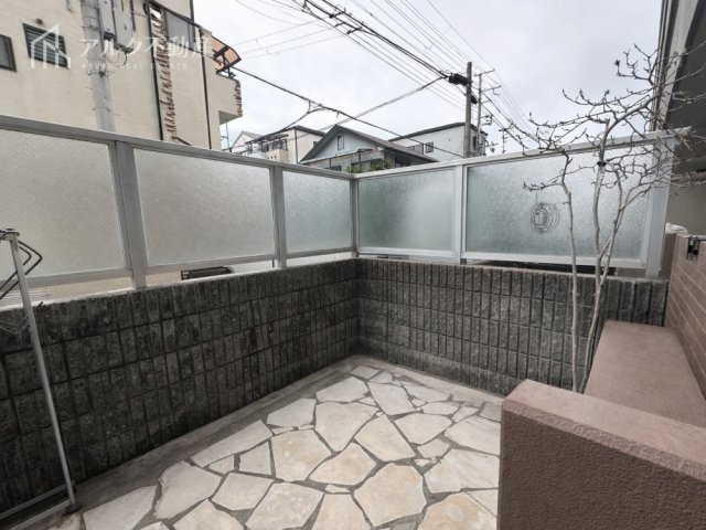 専用南庭付きの住戸です。ガーデニングも楽しむことが出来ます！（※AIによる荷物消去を行った画像です）