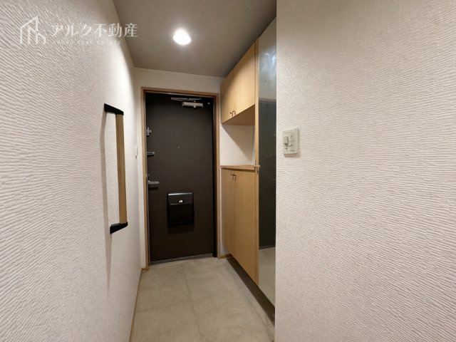シューズボックス完備の玄関です（※AIによる荷物消去を行った画像です）