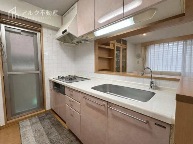家族との対話が弾むカウンターキッチン。バルコニーに繋がる勝手扉付き！（※AIによる荷物消去を行った画像です）