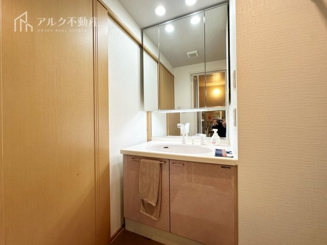 明るい洗面化粧台で毎朝の身だしなみもきっちり整えることが出来ますね