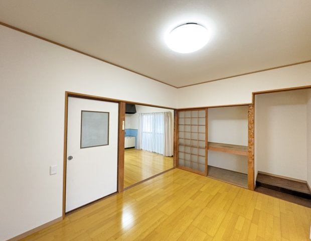 リビングとしてもお使いいただける1階の洋室はサンルームに面しており、明るく開放感のある空間です。収納スペースも充実しているため、衣類や生活用品をすっきり整理できます。さまざまに利用可能なお部屋です。