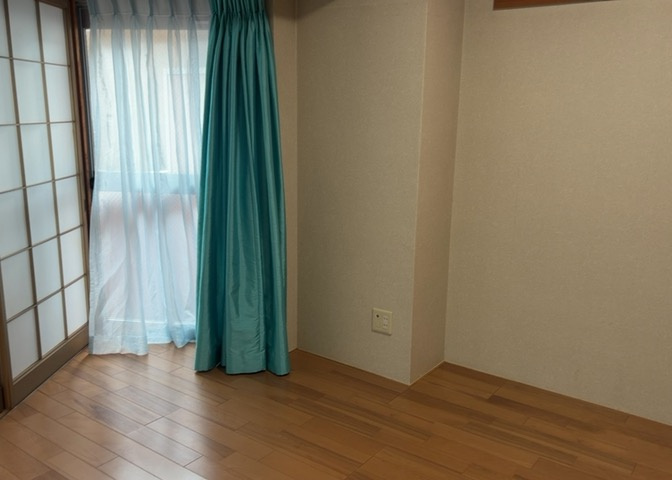 洋室のメリットは重い家具が置きやすく、身の回りが整理しやすいことです。　床がフローリングのため畳とは異なり凹みにくいです。　クローゼットなど収納が豊富で、普段使わない旅行カバンや服の整頓も簡単にです。