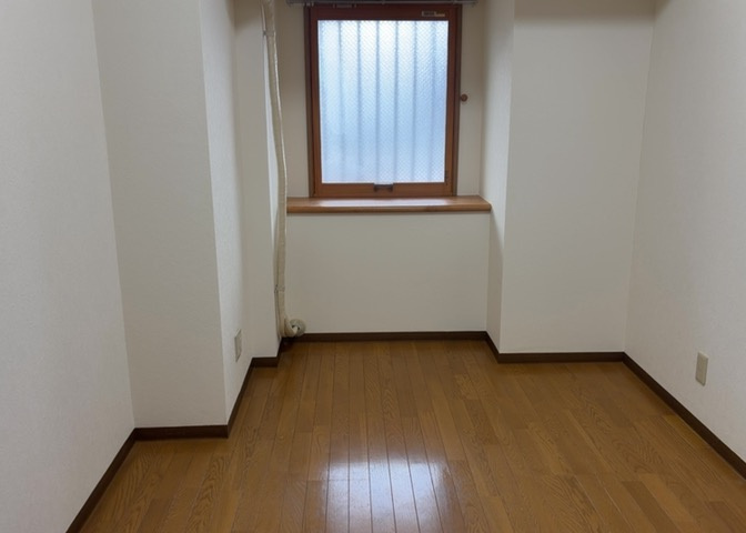 寝室でゆっくりと過ごすためにはベッド周りの適度な空間を担保することや窓の位置、照明の明るさ、寝室の広さなどを考える必要があります。自身や家族の構成とライフスタイルに併せて寝室にする部屋を選びましょう！
