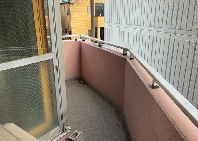 バルコニーは、室外の専用スペースのうち、「屋根がなく開放された空間」であるものを指します。ベランダより広いタイプのものが多く、日当たりもよいため家庭菜園などを楽しみたい人にとって適した環境となります。