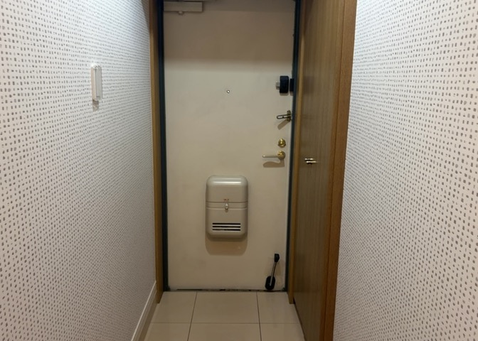 玄関は家の顔でもあり、家族以外の目にも止まる場所です。玄関は外との間を仕切る扉、靴などをしまっておく収納スペース、靴脱ぎのたたきスペース、来客とのやり取りをするドアホンなど複数のアイテムからなります。