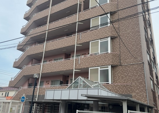 外観はマンション管理がされているかの目安になります。築年数が古いと、壁面は劣化してひび割れが生じることも！建物が古びていても細かいところが修繕されていると、きちんと管理されているなぁと感じるでしょう。