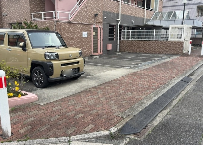 車一台あたりに必要なスペースは、標準サイズの普通自動車で横幅2m50cm、長さ5mは必要になります。ただし、乗降のことも考慮して横幅3m30cm、長さ5m50cmほどは確保できるところを選びましょう。