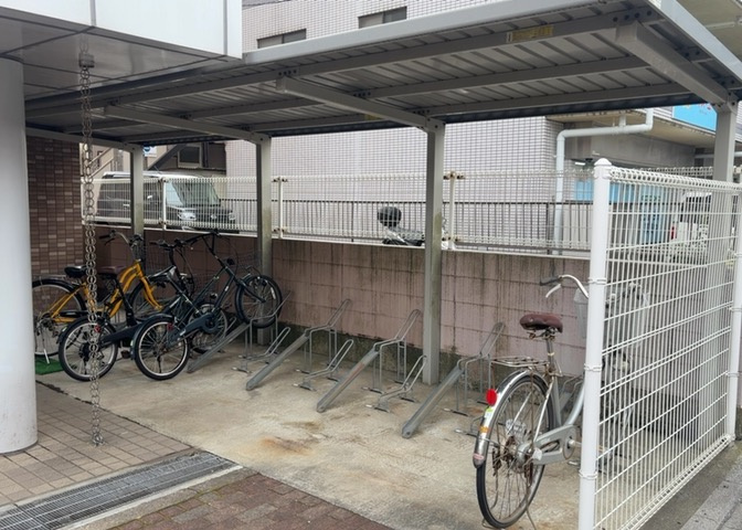マンションの駐輪場は、事前に空きがあるか確認を取ると安心です。せっかく入居したのに駐輪スペースがない！なんてことになったら大変ですよね。そこで、内見時や購入前にはまず事前に確認しておくと良いでしょう。