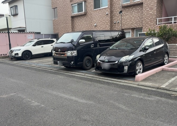 駐車場と明記されていても、最小スペースでつくられた駐車場だと大型車は駐車できなかったり、出入りしにくくなったりする可能性があります。お車のサイズと購入したい物件の駐車場のサイズを現地で確認しましょう。