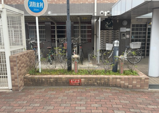 中庭（パティオ）とは、一つの建築物の内部に設けられた、壁などで囲われている庭のことを指します。コの字型、ロの字型が主流ですが、L字型の中庭もあります。最近では、インテリア性の高さからも人気があります。