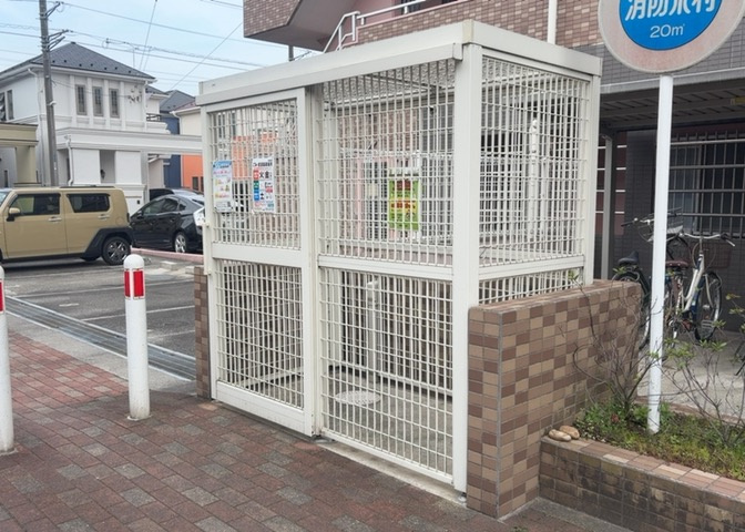 共有部分は、住民なら誰もが使える設備のこと。例えば駐車場やエレベーター、インターネット設備、セキュリティ設備などがあります。他にも、マンションの廊下・外部階段やエントランス・ゴミ置き場などがあります。