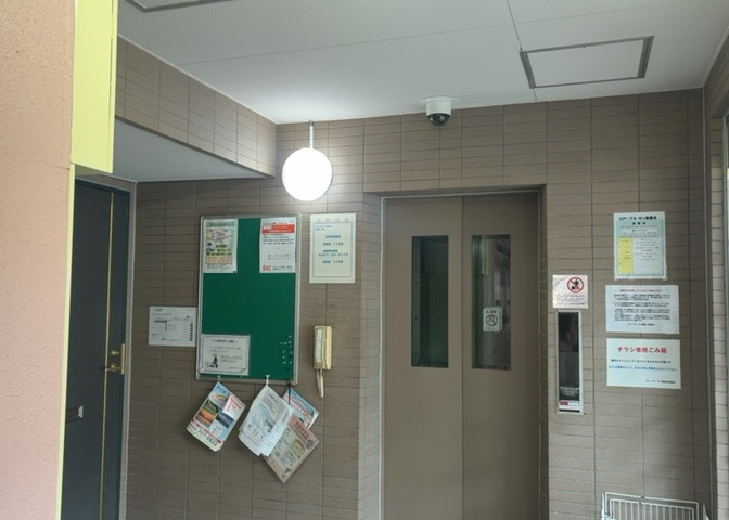 受付はマンションコンシェルジュがいる場合もあれば、管理人が滞在する小部屋を総称して呼ぶことがあります。主にエントランスに設置されていることから、防犯面でも期待ができます。防犯設備がない場合はより安心！