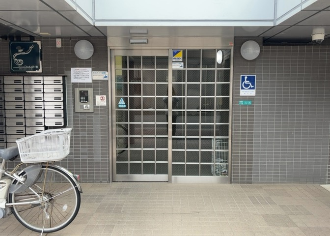 ラウンジは、マンションの共用スペースに椅子やテーブルなどを配置した利用者が寛げる空間です。屋内型ラウンジと屋外型ラウンジがあります。共用部分の管理状況と合わせて、詳細については現地でご確認ください。