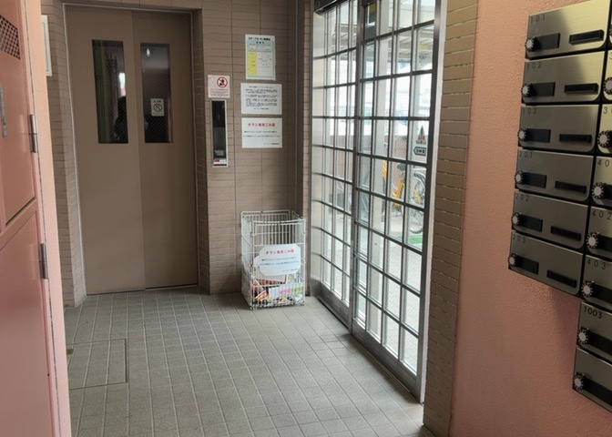 ロビーというと、エントランスと何がちがうの？と思いますよね。実はロビーとエントランスには明確な決まりはありません。物件によっては、エントランスを入って広がるある程度の広さのある空間がロビーとなります。