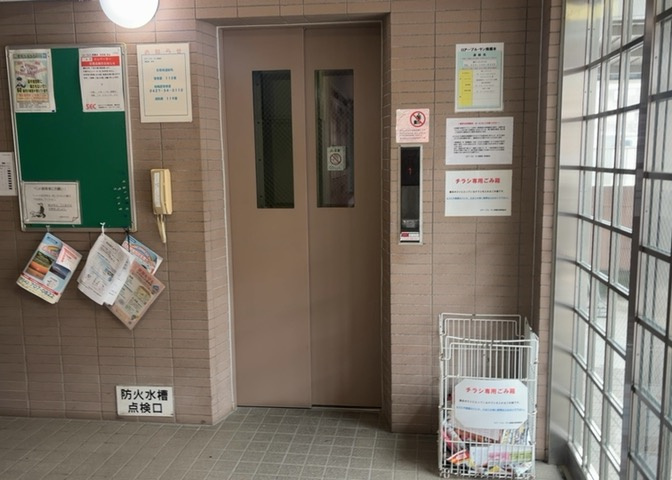 共有部分は、住民なら誰もが使える設備のこと。例えば駐車場やエレベーター、インターネット設備、セキュリティ設備などがあります。他にも、マンションの廊下・外部階段やエントランス・ゴミ置き場などがあります。