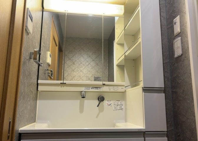 洗面化粧台では顔を洗ったり、身だしなみを整えることが本来の使い方ですが、用途によっては洗面化粧台に求められる機能が違ってくるため、ご自身や家族のライフスタイルに合ったものを選ぶことをおすすめ致します。
