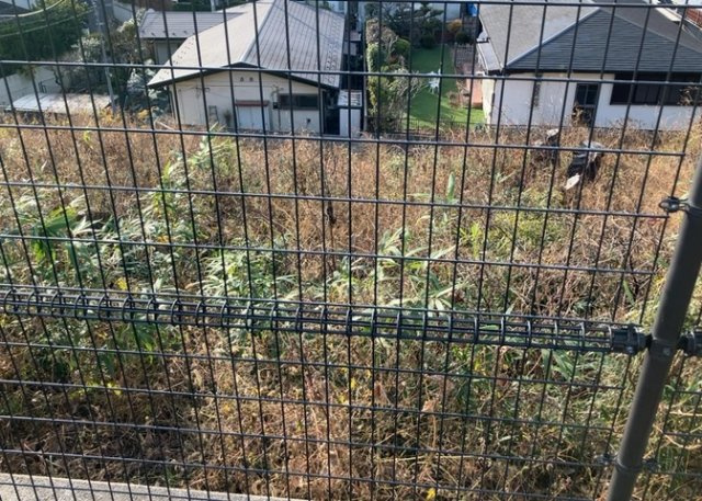 土地の形が極端に長細かったり、狭小地、あるいは道路との高低差がある傾斜地だった場合、後々売ろうとしても買い手がつかない場合もあります。後々、売却することになった時に価値の下がらない土地を選びましょう。