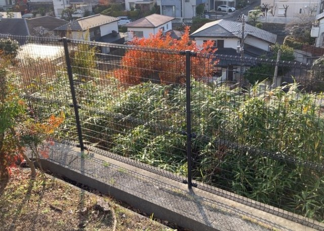 土地の面積＝住宅面積ではありません。建ぺい率の問題などで、土地のある場所によって住宅を建てられる面積は限られています。高さもしかり、「土地」という言葉の中には、建築条件も含まれると考えておきましょう。
