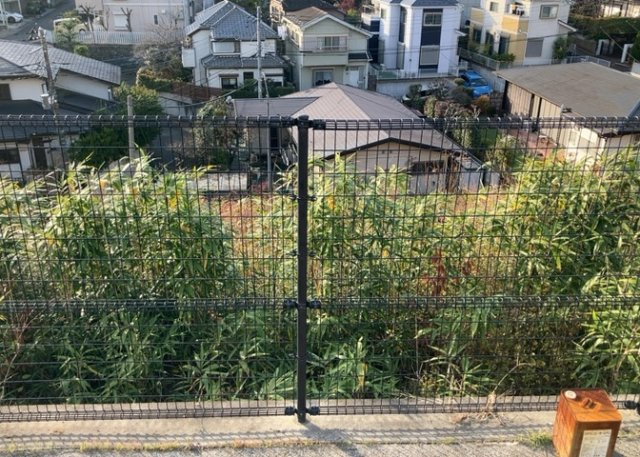家を建てる場合、方位は要チェックです。現実的に日当たりのよい家ならばリビングは南側、建築基準法でも北側に当たる家への配慮は求められています。土地を見学に行く際は、方位磁針を持って行くようにしましょう。