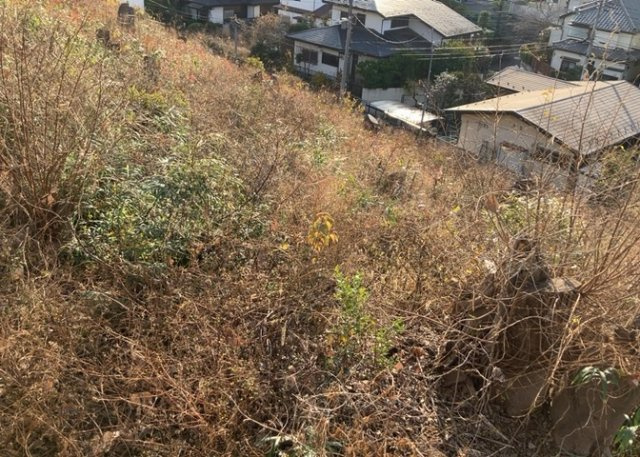 土地の前の道路に消火栓が設置されていることがあります。この場合、道路交通法第45条第1項により、駐車禁止の場所が指定されています。そのため、車庫などの駐車スペースをつくることができない場合があります。