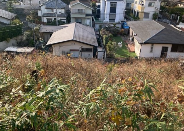 土地購入を検討されている場合、境界杭がない状態で購入してしまうと境界確定測量をする必要があり、費用がかかります。購入の前に、売主、隣土地所有者立ち合いのもと境界を確定し境界杭を設置するのがベストです。