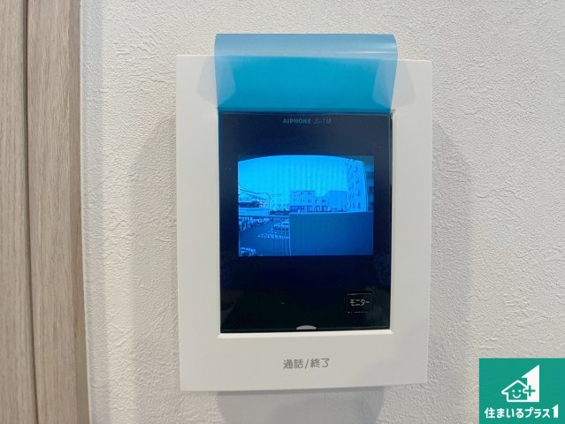カラーモニターインターホン！声だけでなく来訪者の姿や顔がモニターで確認できるので、小さなお子様がいらっしゃるご家庭でも安心できます！