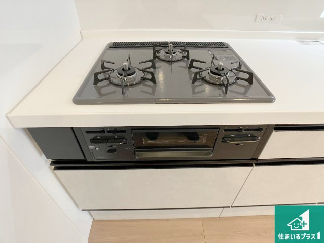 ダブル高火力Ｓｉセンサー付きコンロ！3口あるので、まとめて料理をする時も大活躍！