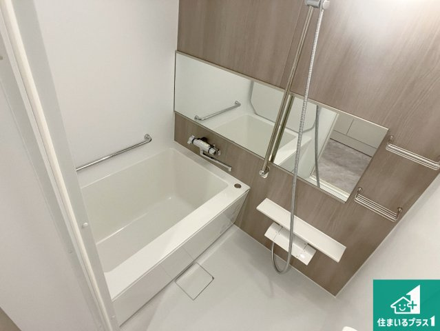 足をゆったり伸ばして寛げる浴槽です。窓が設けられていますので差し込む光が明るく穏やかな雰囲気にしてくれます♪浴室乾燥機も設置しているので、雨の日の洗濯物も安心です♪
