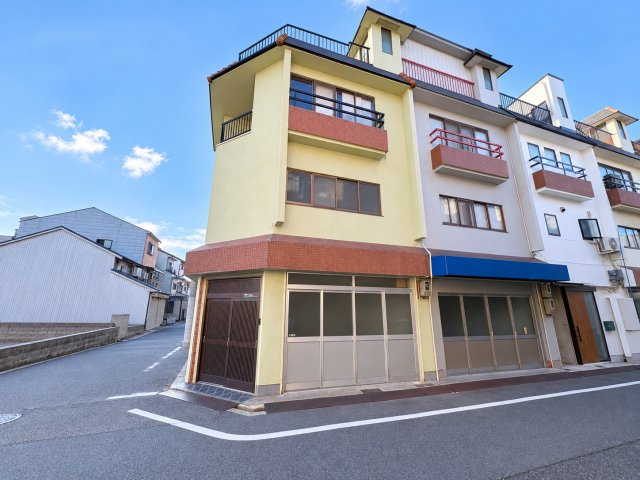 前道も広く駐車しやすい車庫となっております♪