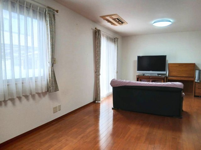 【リビング／現地写真】明るい日差しの入る22帖のLDKは家族団らんの場所にはピッタリです。