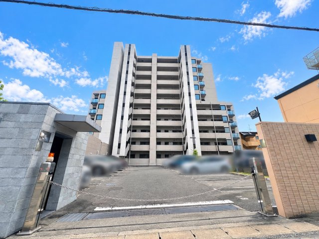平面駐車場のため、送るの乗降も平坦スムーズです！　小さなお子様連れのお客様も、安心です。