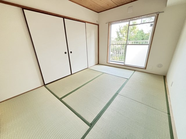 南側の和室からもバルコニーに出ることができます。