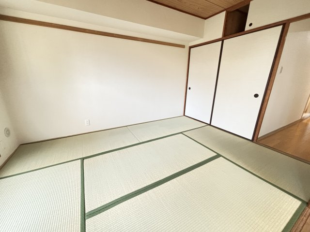 ☆南側和室約6.0帖☆南向きの和室は、お子様のおもちゃや来客用の寝具が片付く奥行のある押入がございます。