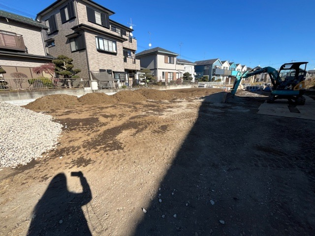家を建てる場合、方位は要チェックです。現実的に日当たりのよい家ならばリビングは南側、建築基準法でも北側に当たる家への配慮は求められています。土地を見学に行く際は、方位磁針を持って行くようにしましょう。