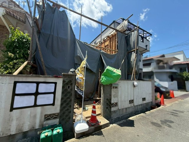 阪急伊丹線の伊丹駅や新伊丹駅、JR伊丹駅が生活圏内にあり、行き先に応じて使い分けが可能です。