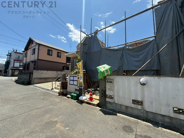 日常の買い出しに便利なスーパーや、ドラッグストア、クリニックなどが近隣に揃っているため、車がなくても生活に困りません。